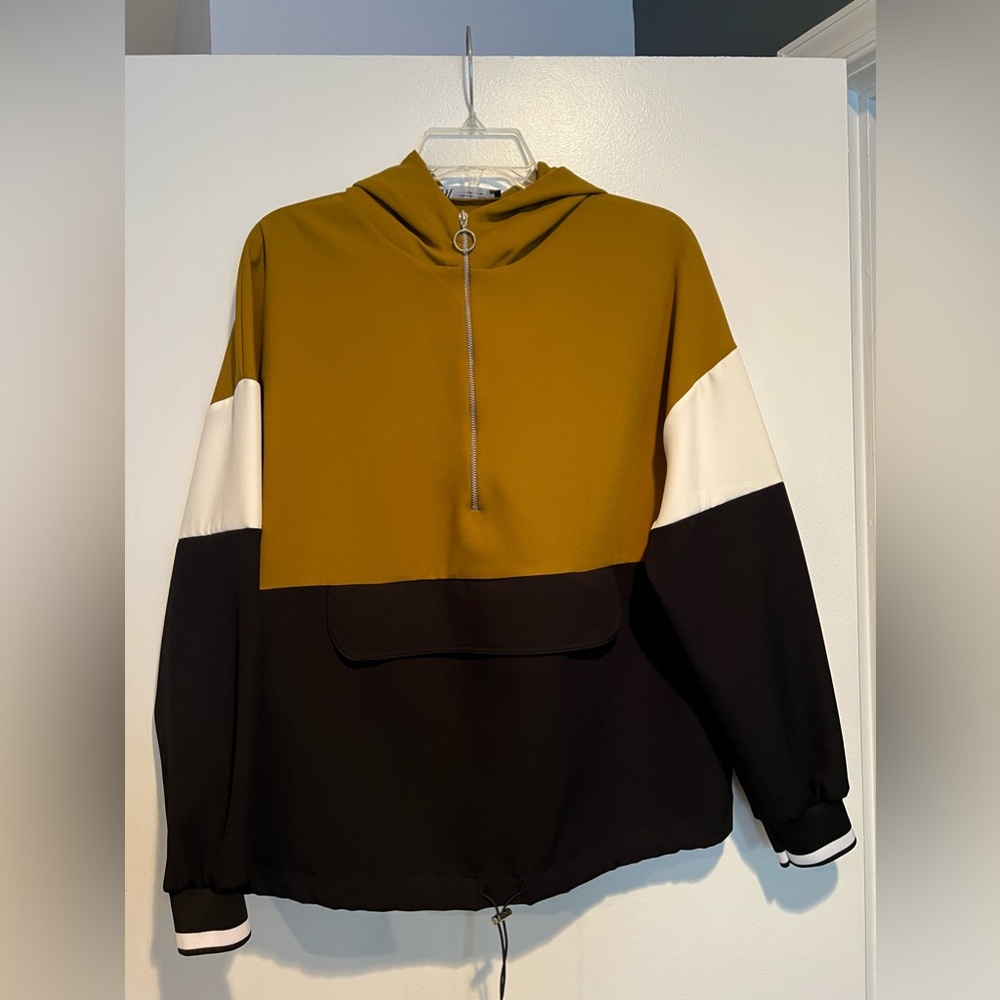 Zara sweatsuit. Pants and sweatshirt included. Great condition.
